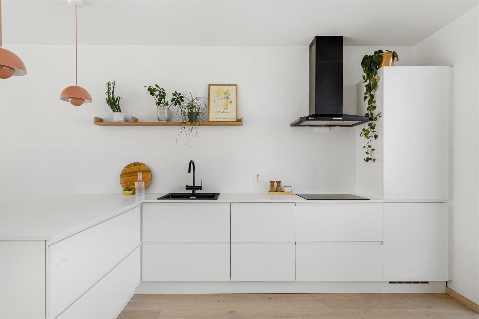 Lyst og pent kjøkken med godt med benkeplass og oppbevaring i praktiske skuffer i kjøkkeninnredningen. Galleribilde