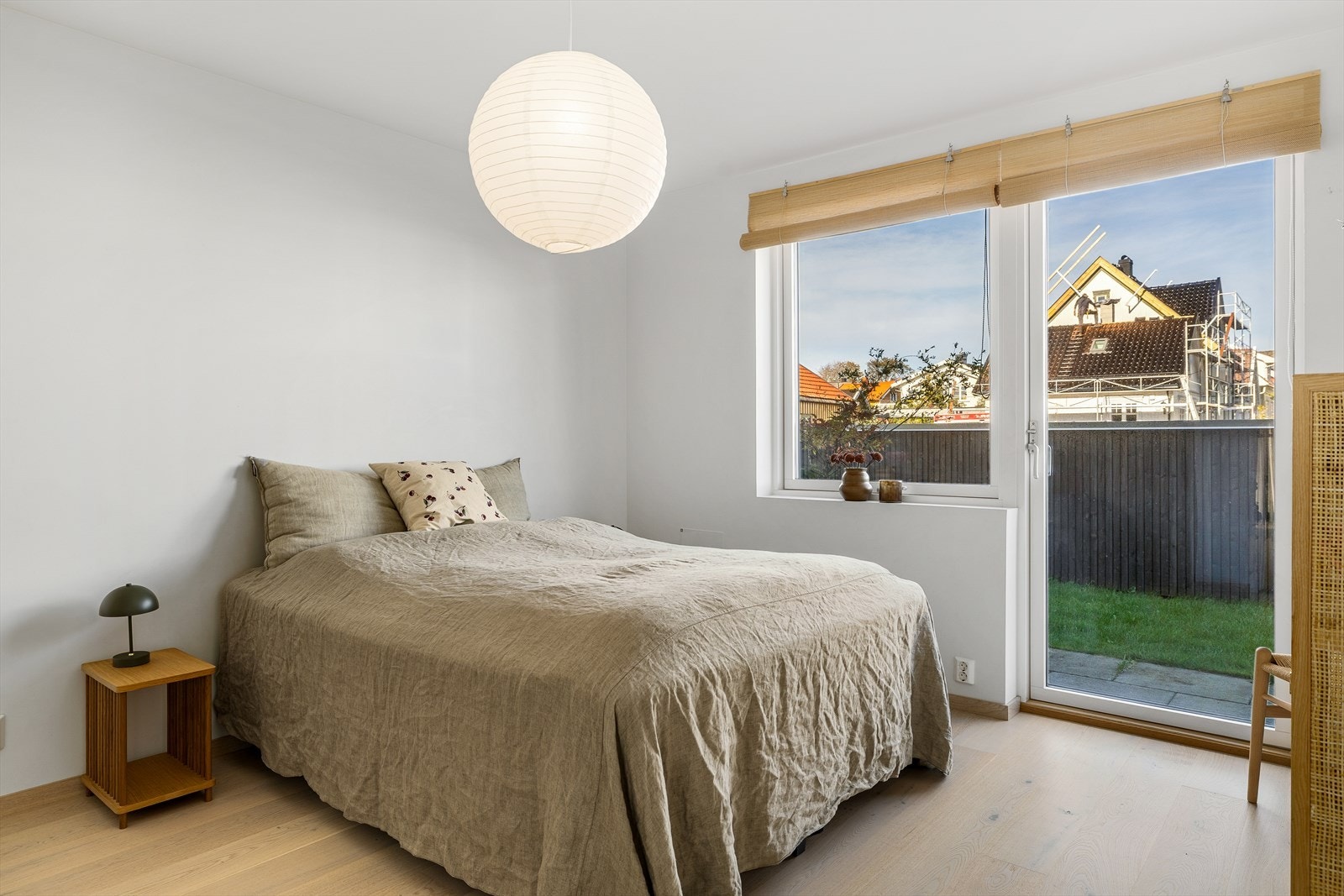 Hovedsoverom i 1.etg. med god plass til dobbeltseng. Utgang til hellelagt uteplass. Galleribilde