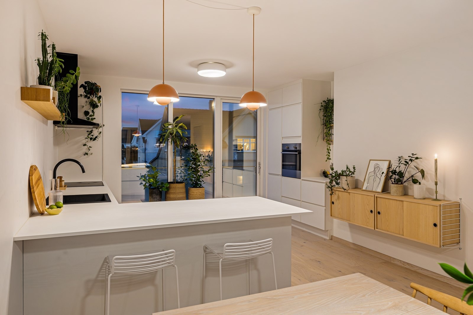 Stilrent kjøkken med moderne utførsel og integrerte hvitevarer. Galleribilde