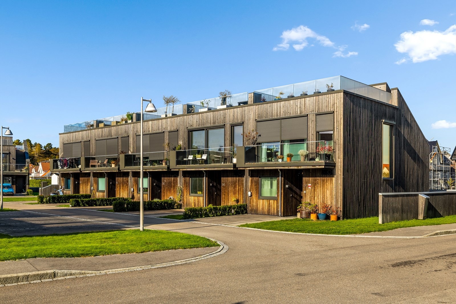 Boligen har mulighet for parkering vis-à-vis inngangspartiet. Gjesteparkering rett over veien. Galleribilde