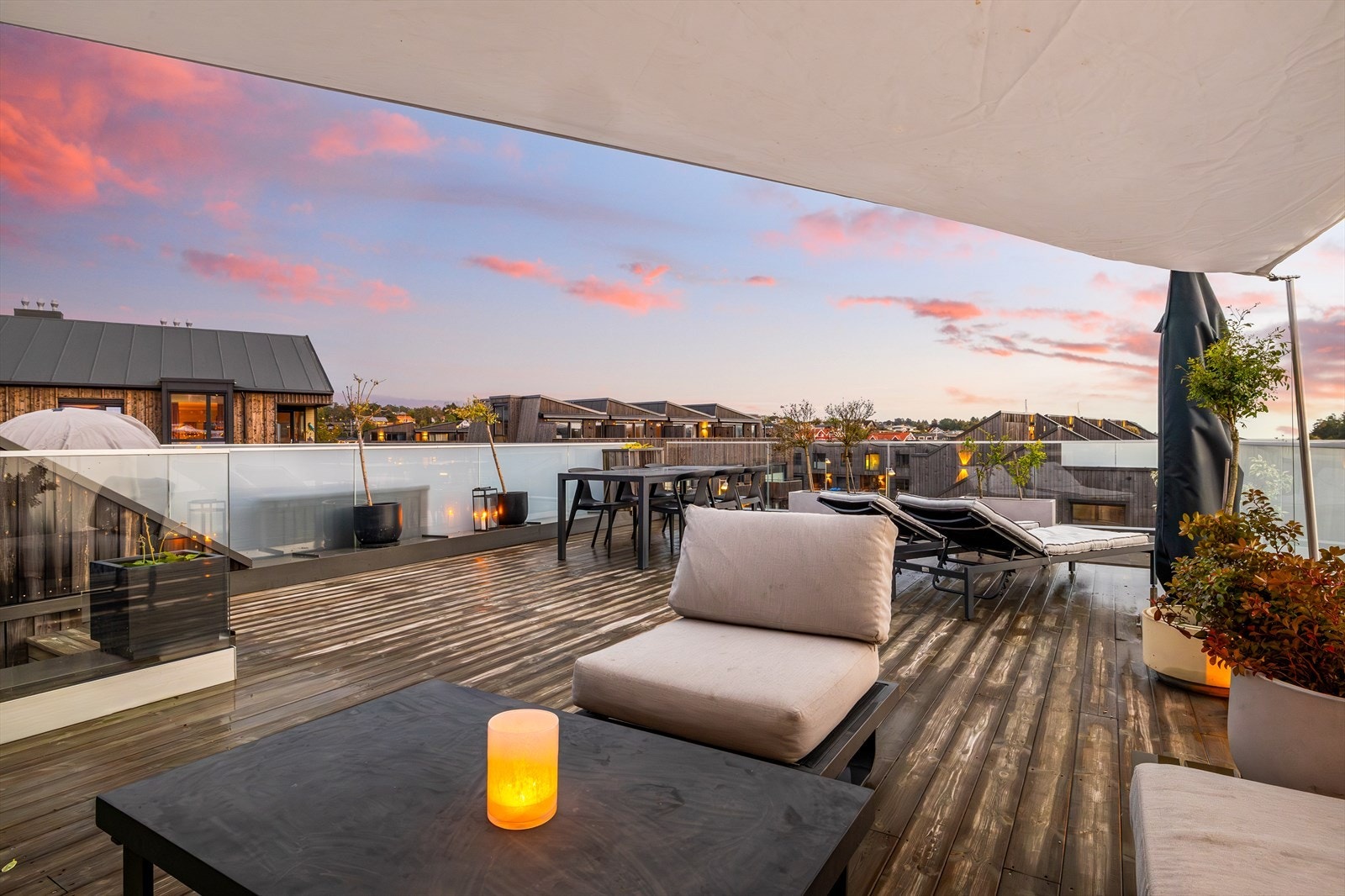 Takterrassen har plass til flere soner for utemøbler. Galleribilde