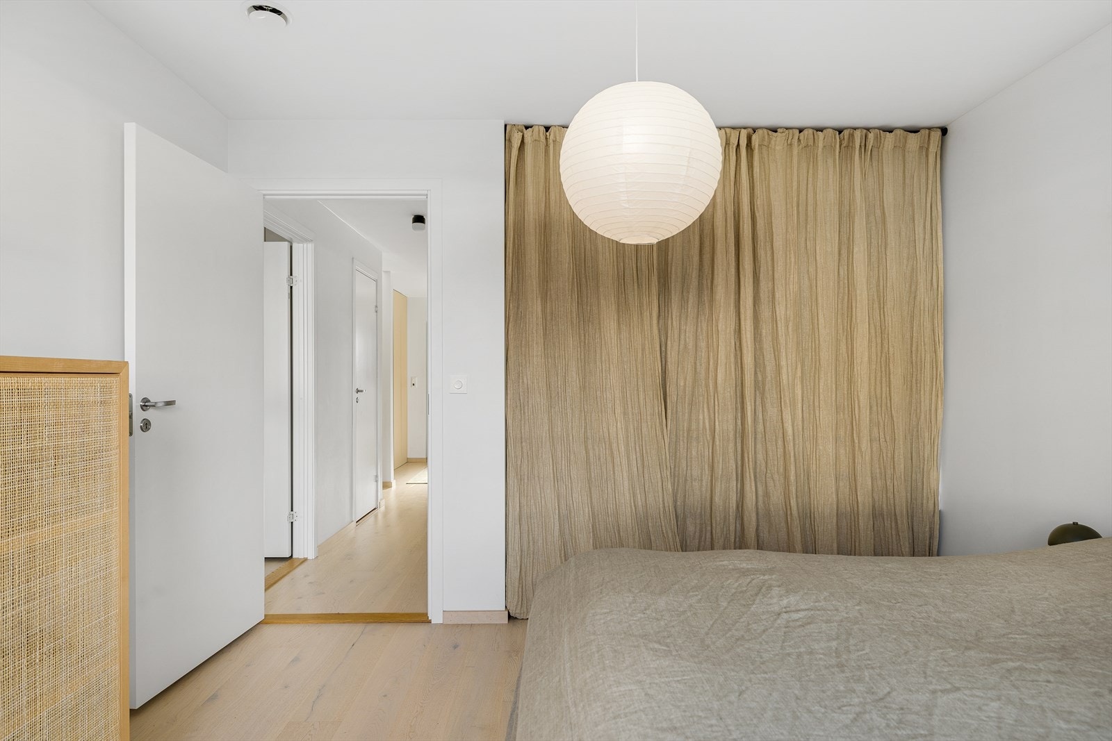 Garderobeløsning på hovedsoverommet. Galleribilde