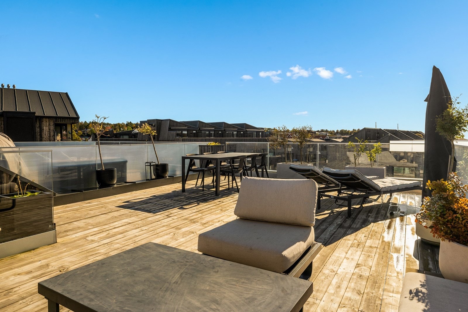 Takterrasse med frostet glassrekkverk mellom andelene. Galleribilde