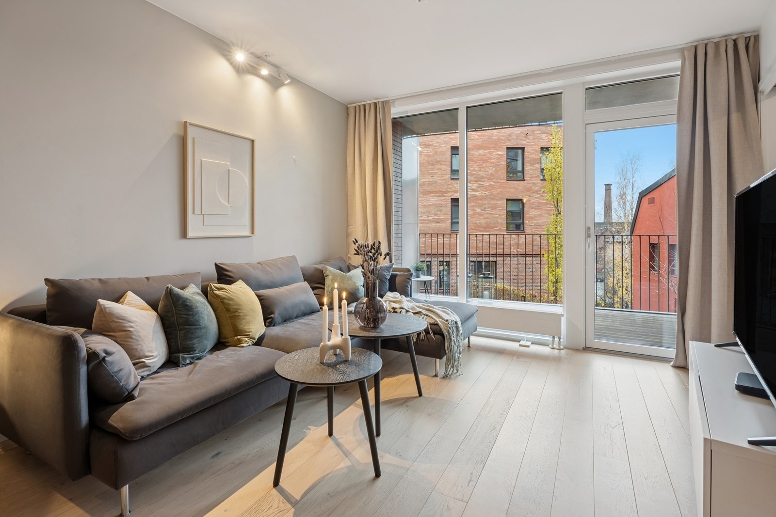 Direkte utgang til vestvendt, overbygget veranda. Galleribilde