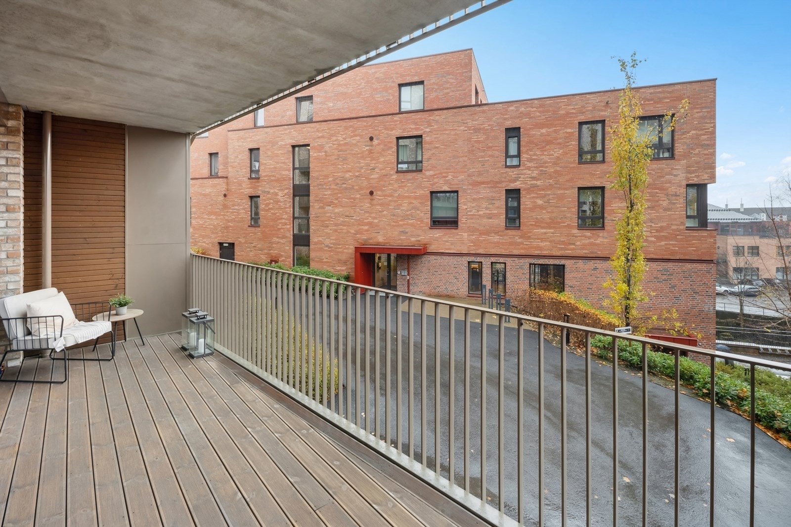 Verandaen måler ca. 10 m2, er overbygget har har god plass for utemøbler. Galleribilde