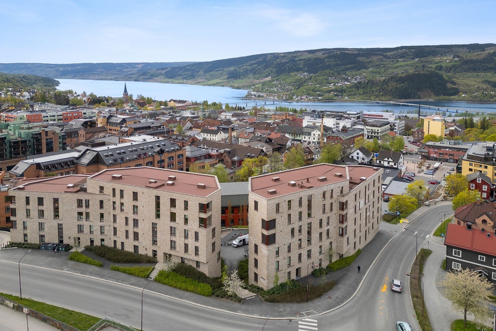 Prosjektet er tegnet av det internasjonalt anerkjente arkitektkontoret Lund Slaatto. Mesnakvartalet er nominert til Statens pris for arkitektur 2025. Galleribilde