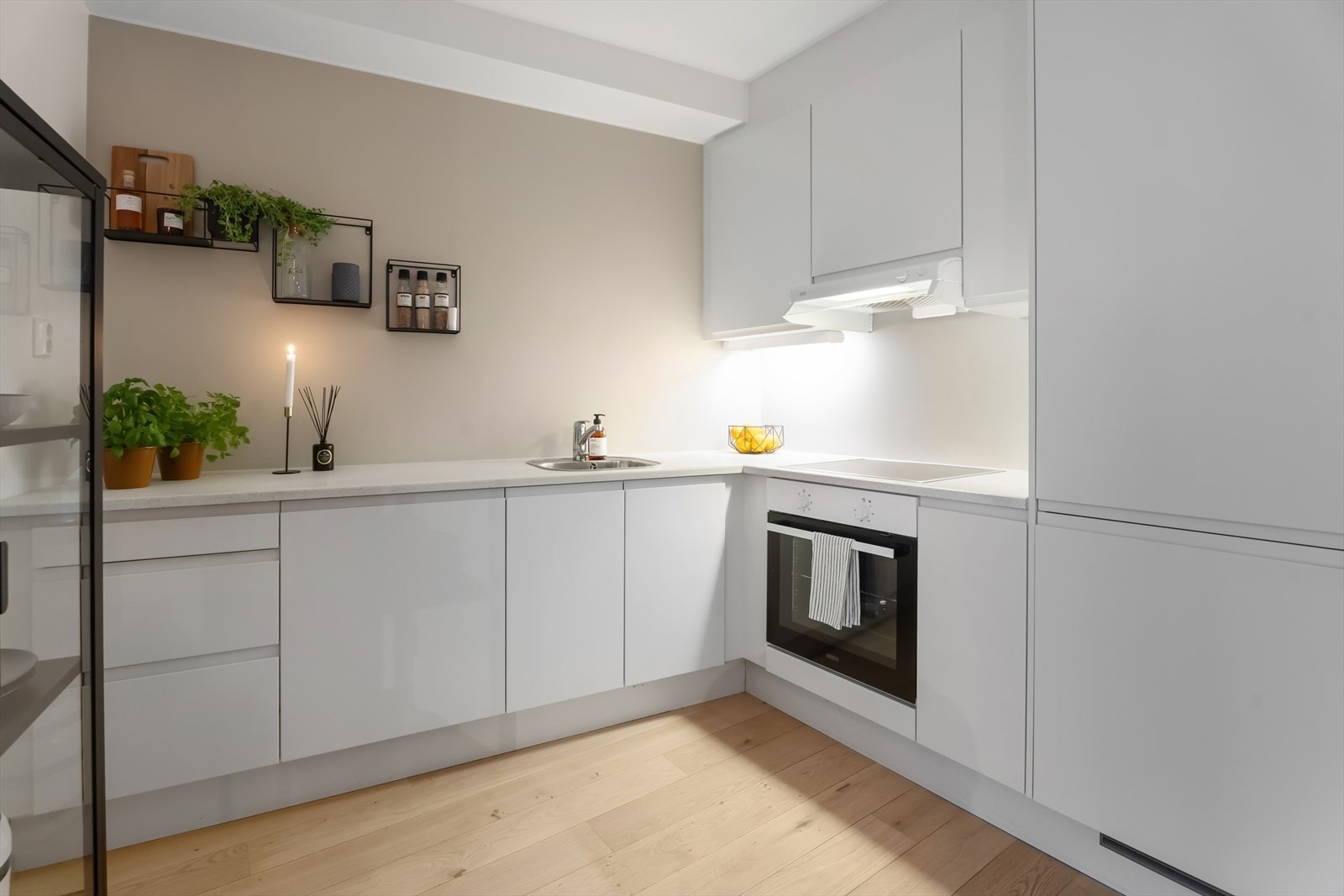 Vinkelformet løsning med plass til integrerte hvitevarer i innredning. Galleribilde