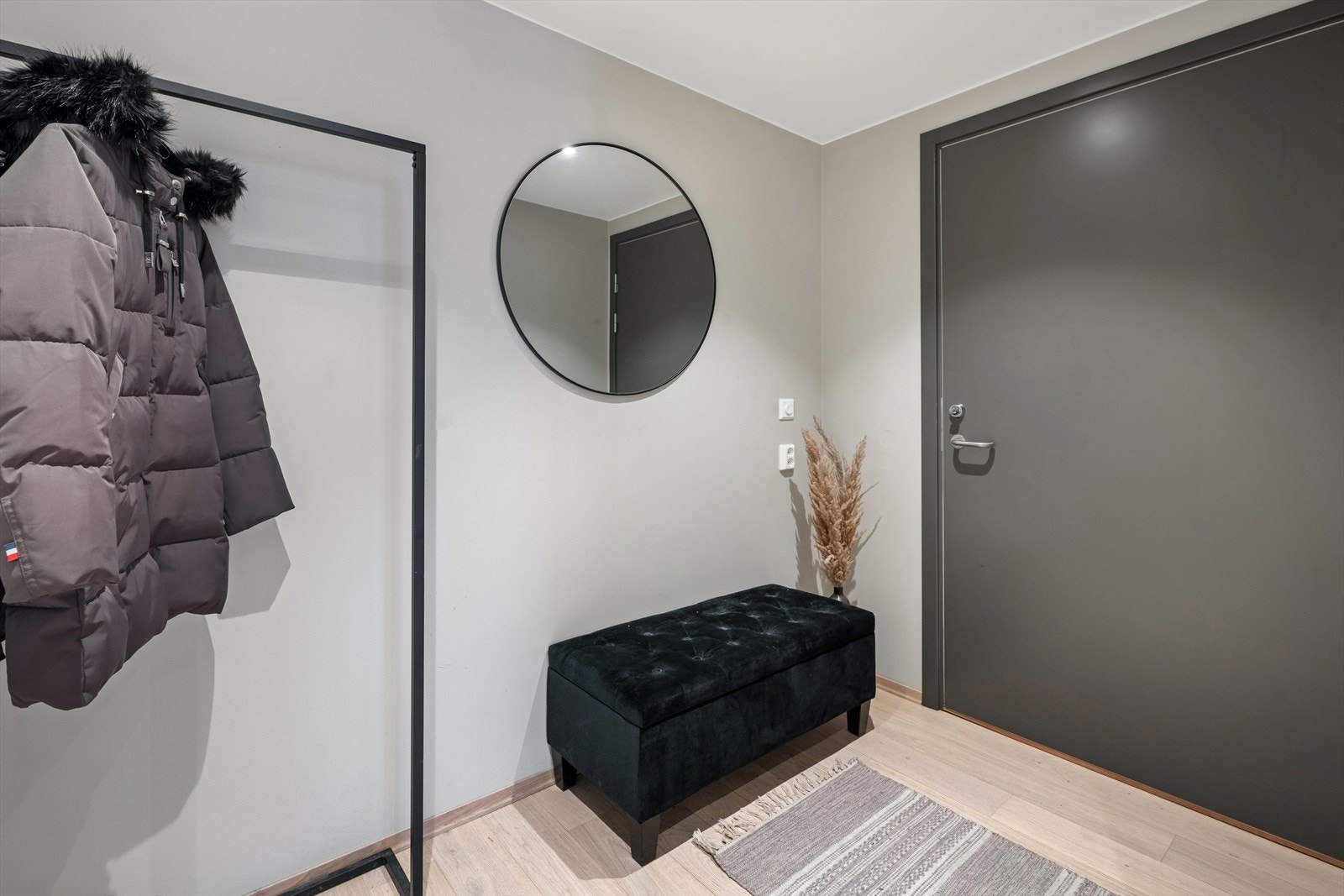 Heis i bygget tar deg enkelt opp til leiligheten. Galleribilde