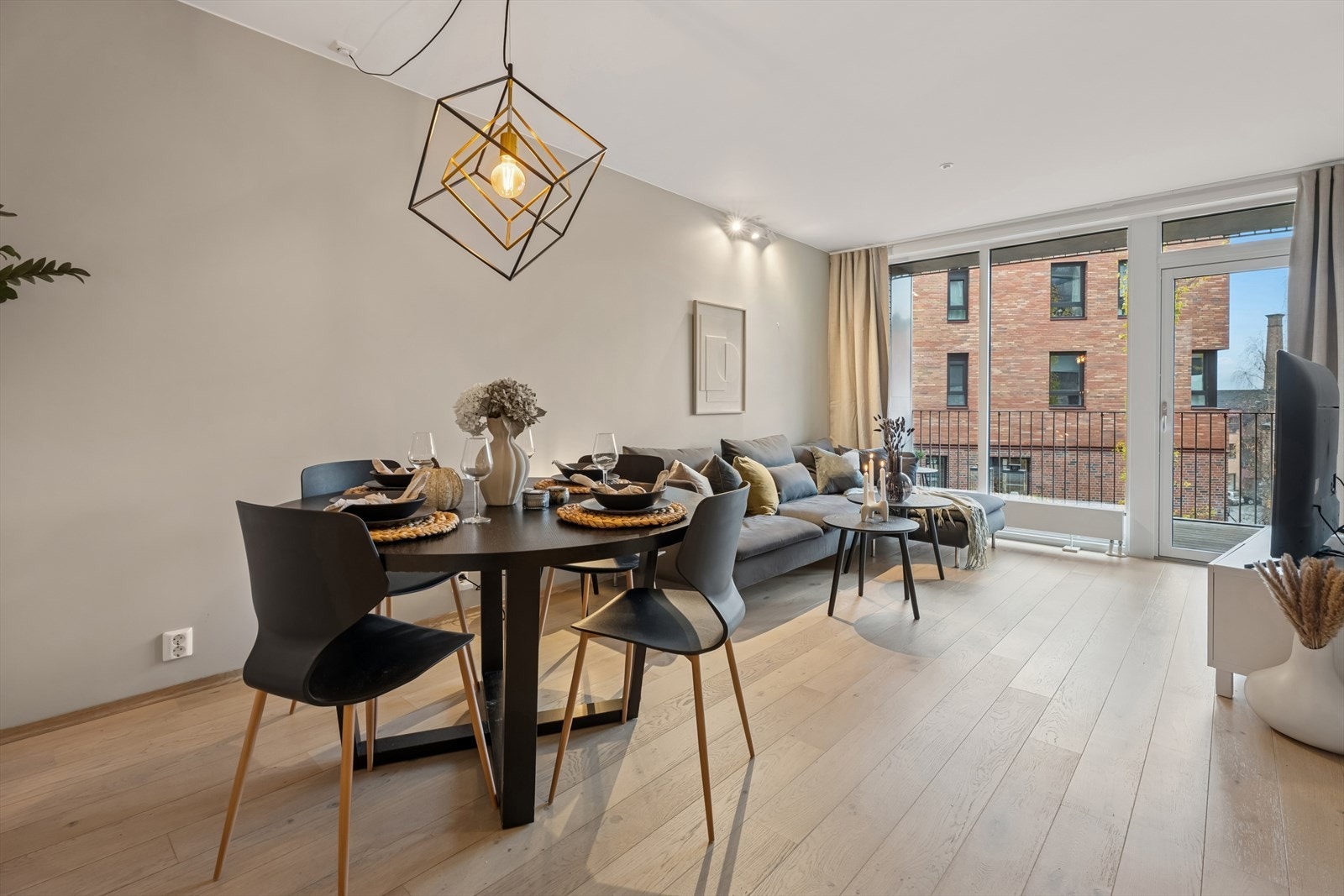 Her kan du flytte rett inn i denne lekre leiligheten med god planløsning, moderne farger og innredninger. Galleribilde