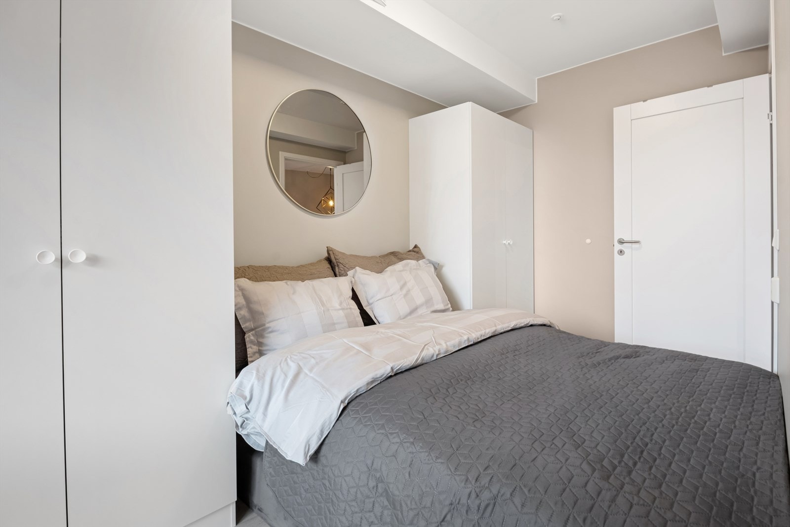 I rommet er det plass til dobbeltseng og garberobeløsning. Galleribilde