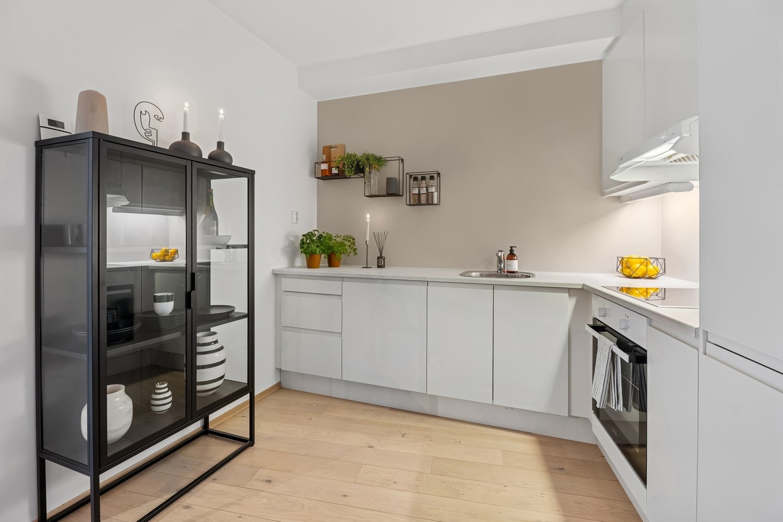 Kjøkkeninnredning fra Sigdal med hvite, glatte fronter og freste håndtak. Galleribilde