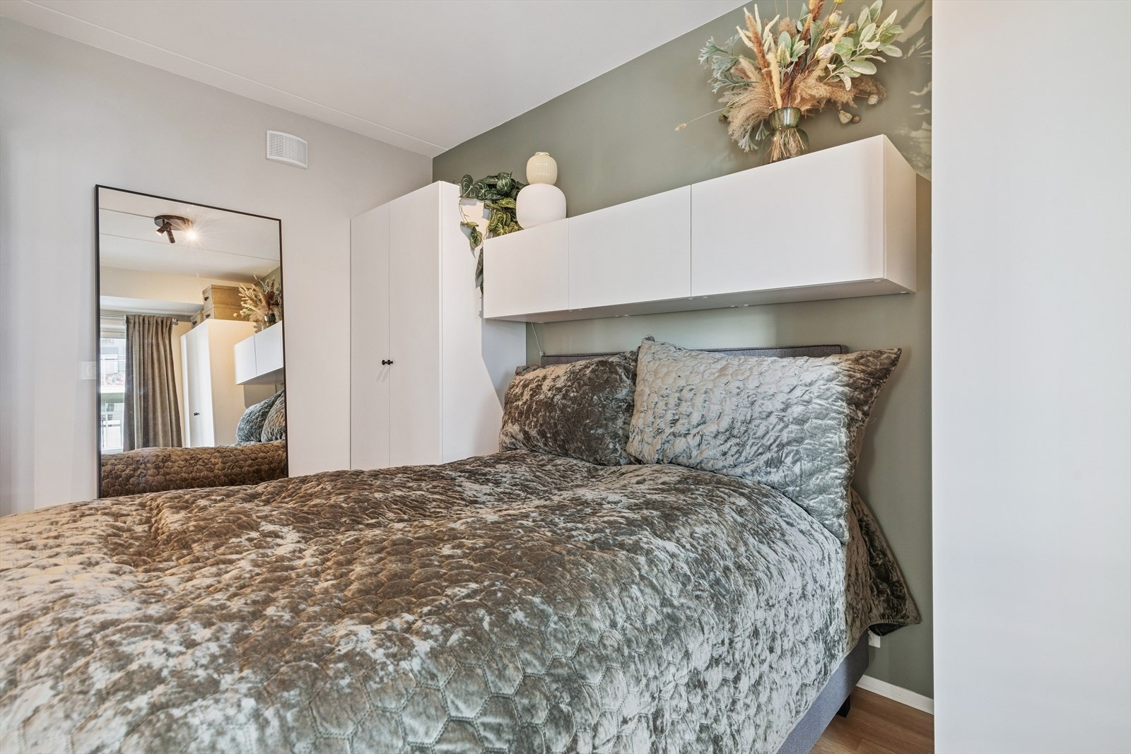 Soverom med garderobeløsning. Galleribilde