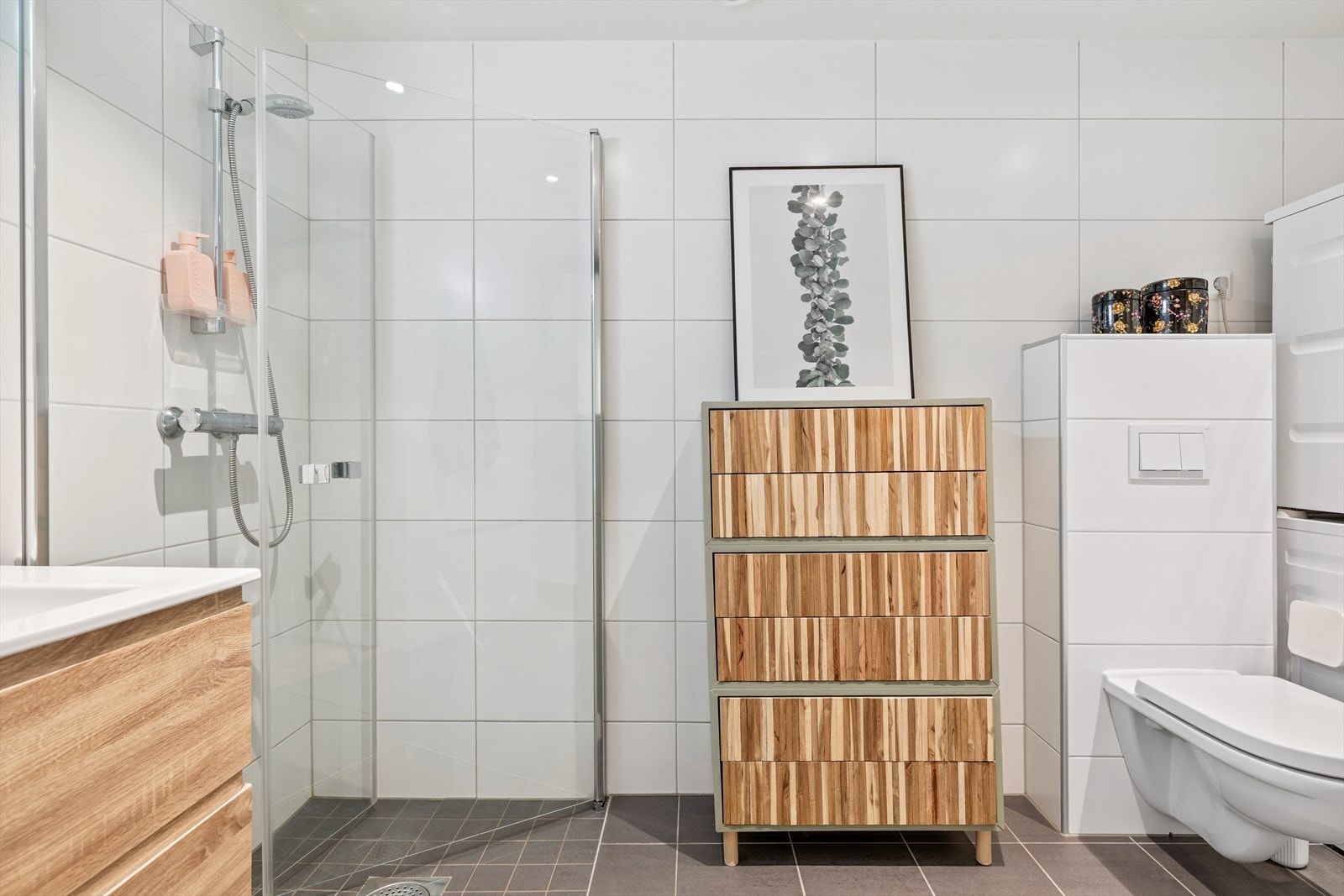 Badet er utstyrt med vegghengt toalett og dusjhjørne med innfellbare dusjdører. Her er det opplegg for vaskemaskin. Galleribilde