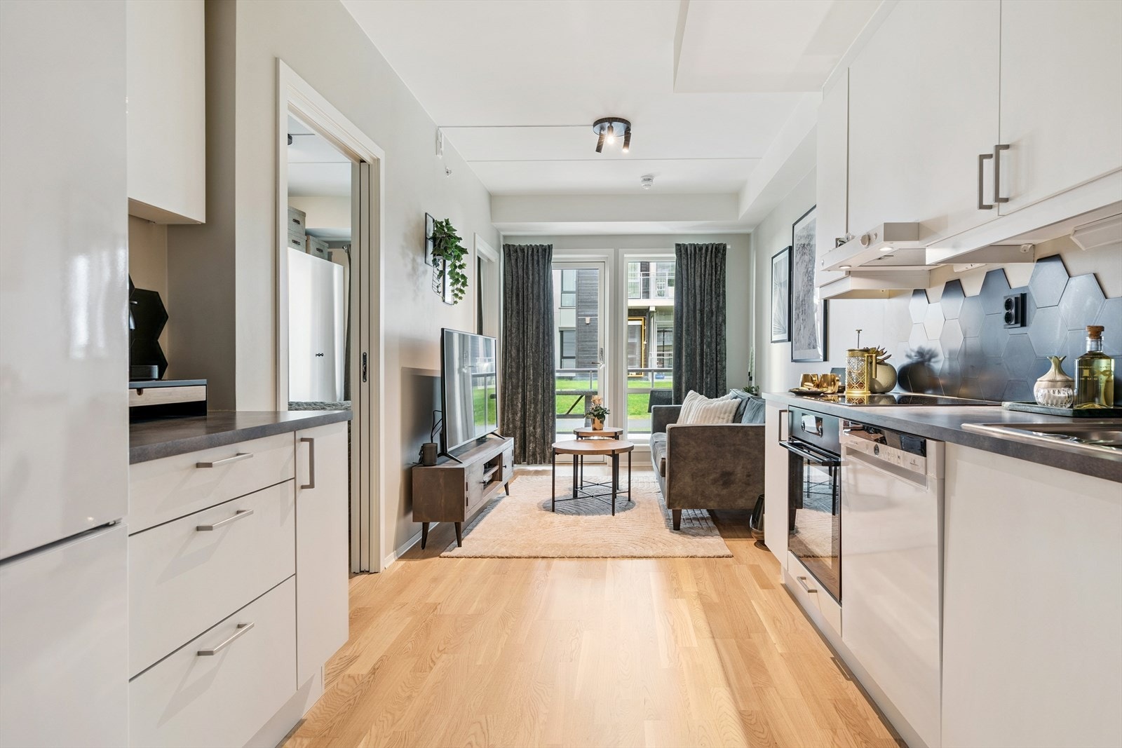 Kjøkken i åpen løsning til stue. Galleribilde