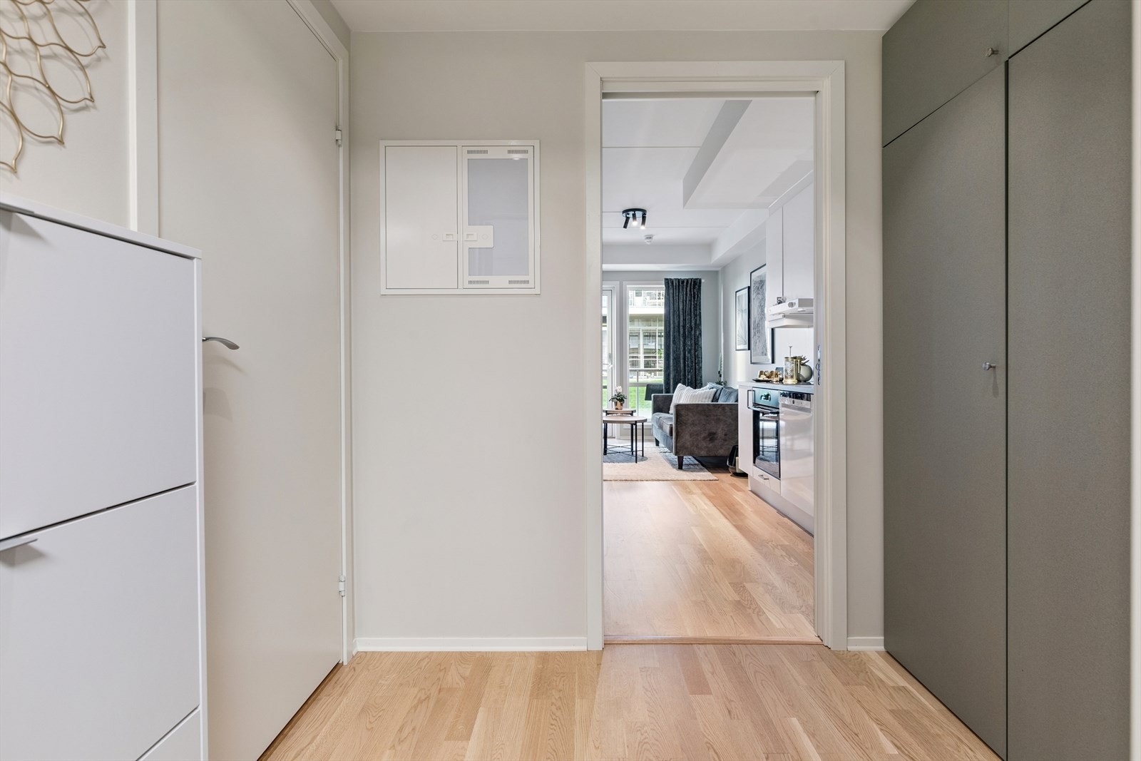 Romslig entré med garderobeløsning. Galleribilde