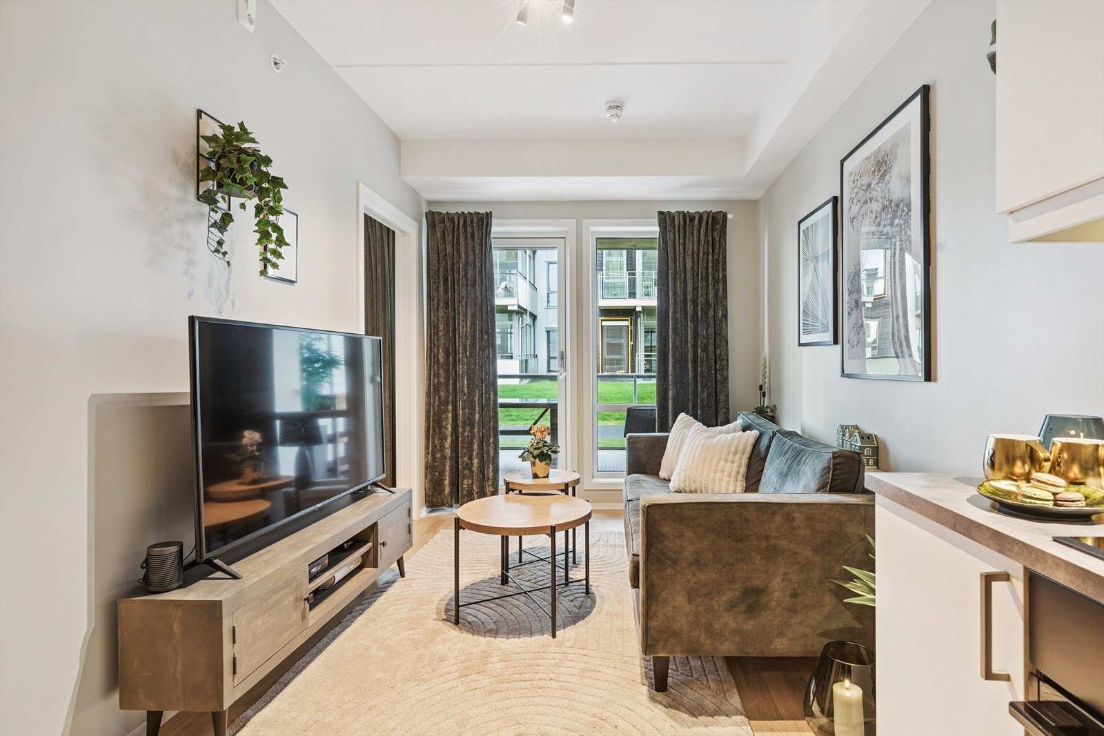 I stuen er det god plass til sofamøblement med TV-bord. Galleribilde