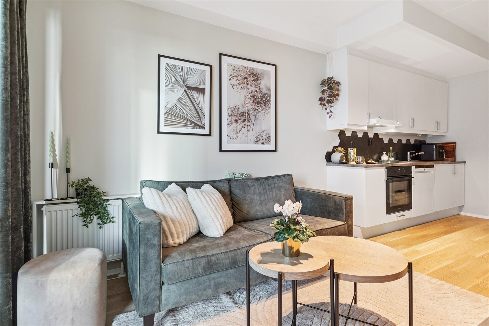 Stue er i åpen løsning til kjøkkenet. Galleribilde