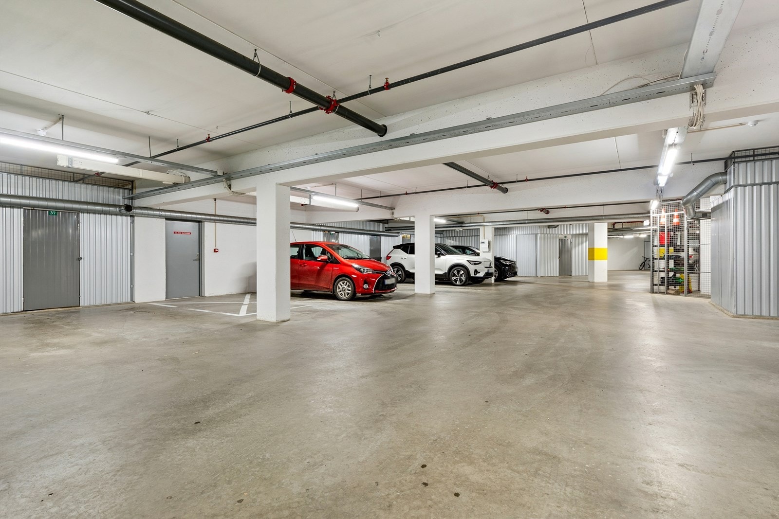 Garasjeplass/bodLeiligheten disponerer en parkeringsplass i felles garasjeanlegg. Her er det mulighet for el-bil lader. Videre medfølger en sportsbod i kjeller målt til ca. 5 kvm. Galleribilde