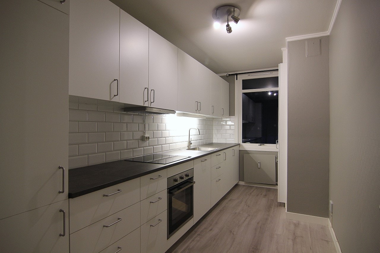 Fint kjøkken med inkluderte hvitevarer. Galleribilde