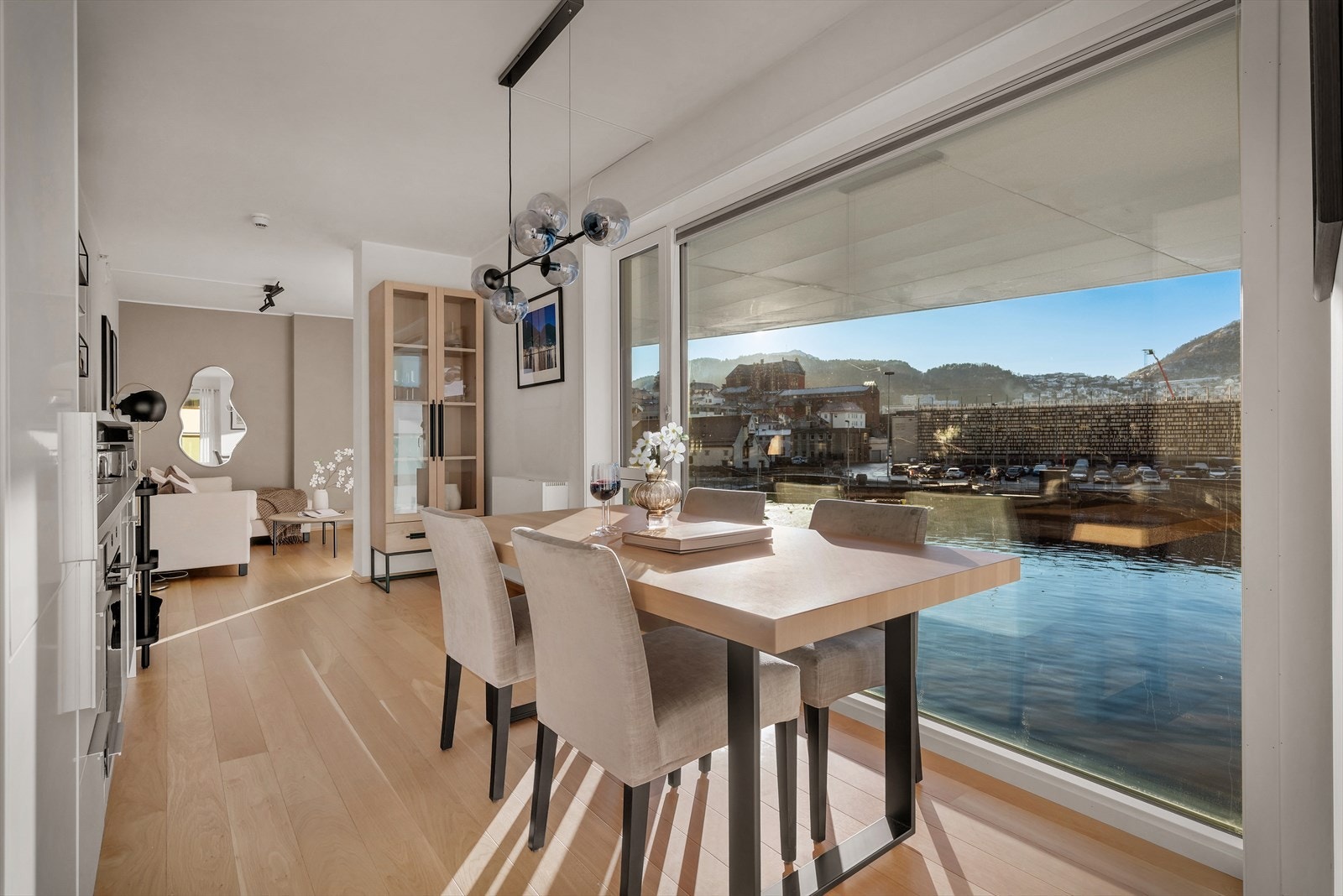 - Den praktiske løsningen bidrar til at du har god plass til spisegruppe i naturlig tilknytning til kjøkkenet - Galleribilde