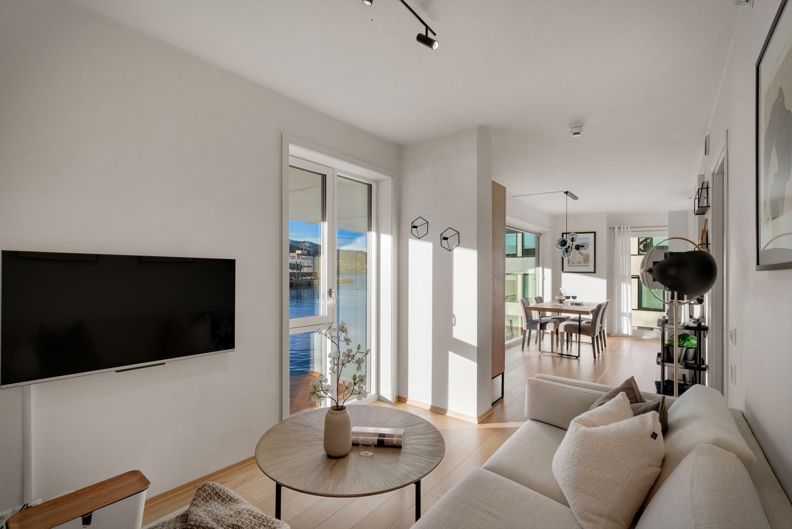 - Leiligheten har balansert ventilasjon med varmegjenvinning, noe som bidrar til bedre luftkvalitet, innemiljø og energieffektivitet - Galleribilde