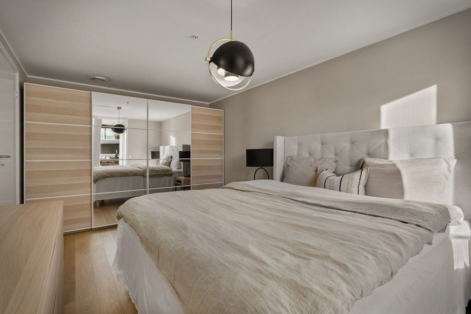 - Merk romslig garderobeskap langs hele den ene veggen som medfølger handelen kostnadsfritt - Galleribilde