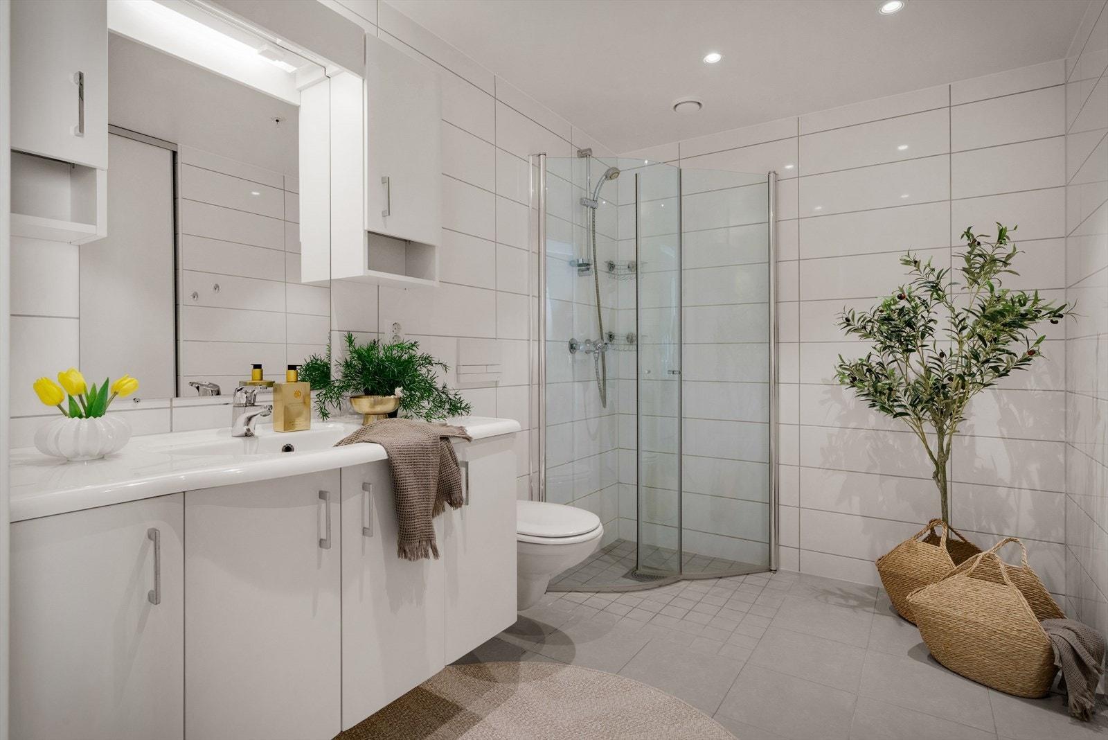 - Lekkert, helfliset baderom med behagelig varme i gulv - Galleribilde