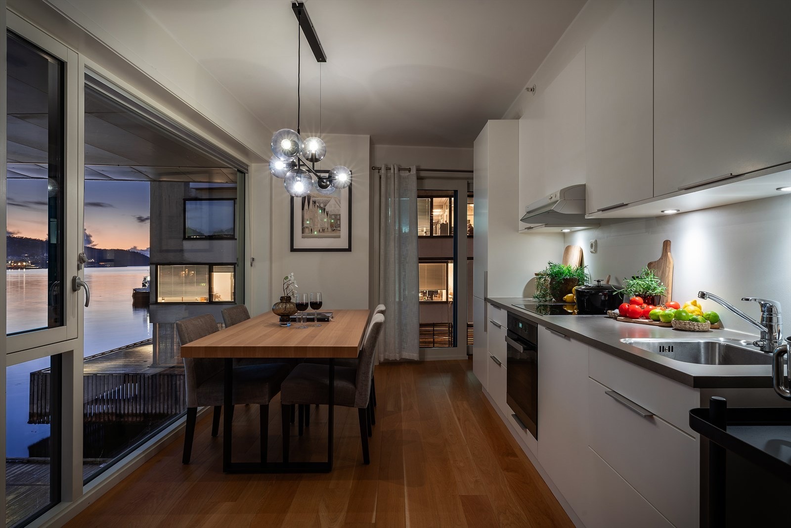 - Leiligheten har store vindusflater vendt mot 3 ulike himmelretninger, og man kan derfor nyte rikelig med naturlig lys gjennomgående i hele leiligheten - Galleribilde