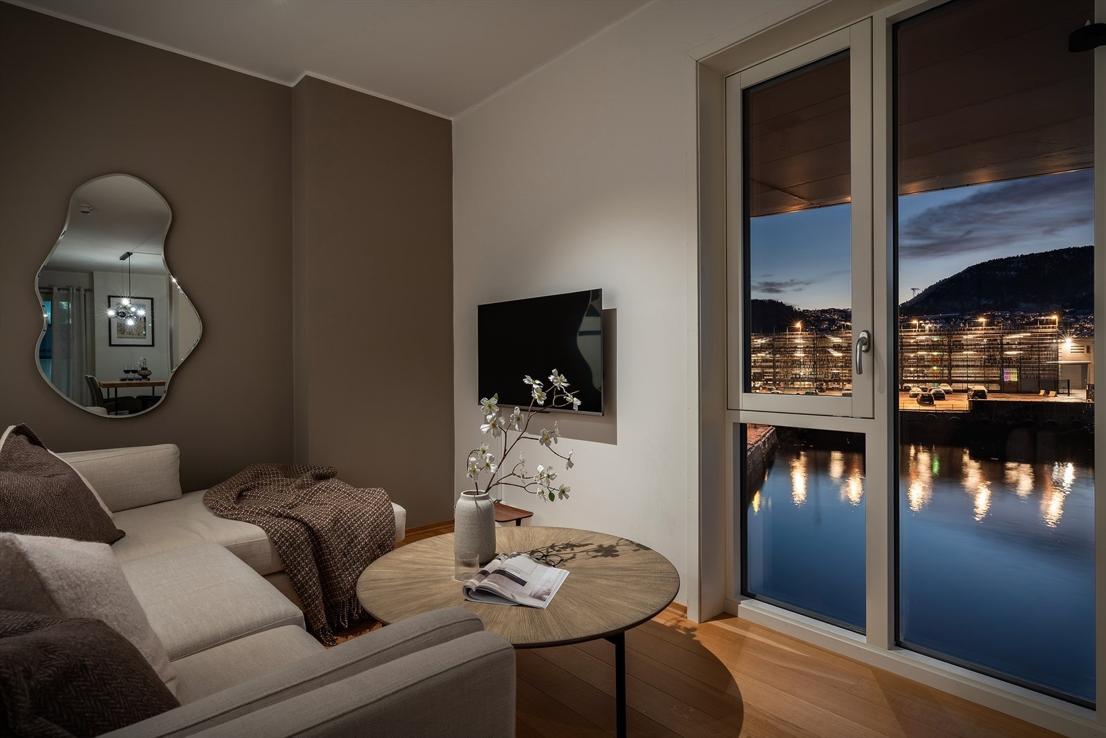 - Leiligheten har gjennomgående lik én-stavs eikeparkett, noe som sørger for et nydelig helhetsinntrykk og en rød tråd gjennom hele boligen - Galleribilde