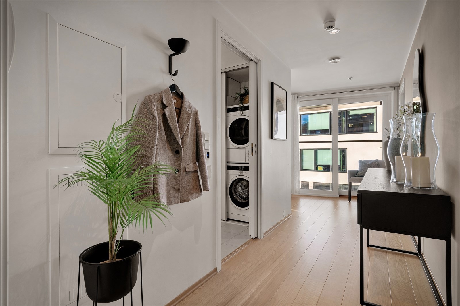 - Entréen er lys og innbydende, og gir et flott og representativt førsteinntrykk av boligen - Galleribilde