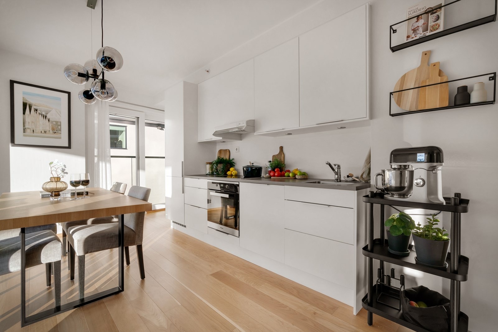 - Lekkert kjøkken fra kvalitetsleverandøren Sigdal med glatte fronter og benkeplate av laminat - Galleribilde