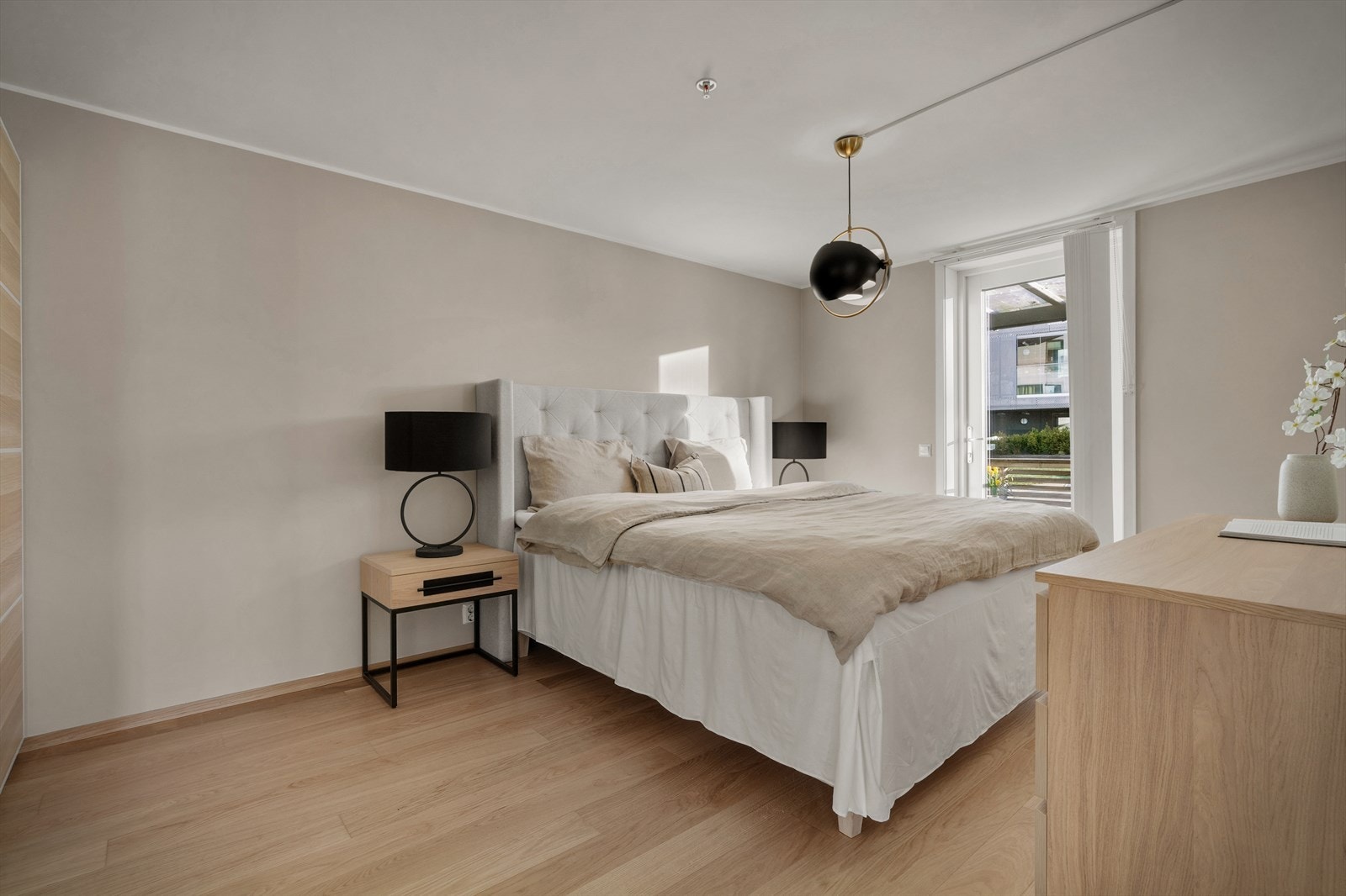 - Svært romslig med god plass til dobbeltseng i ønsket størrelse samt øvrig møblement - Galleribilde