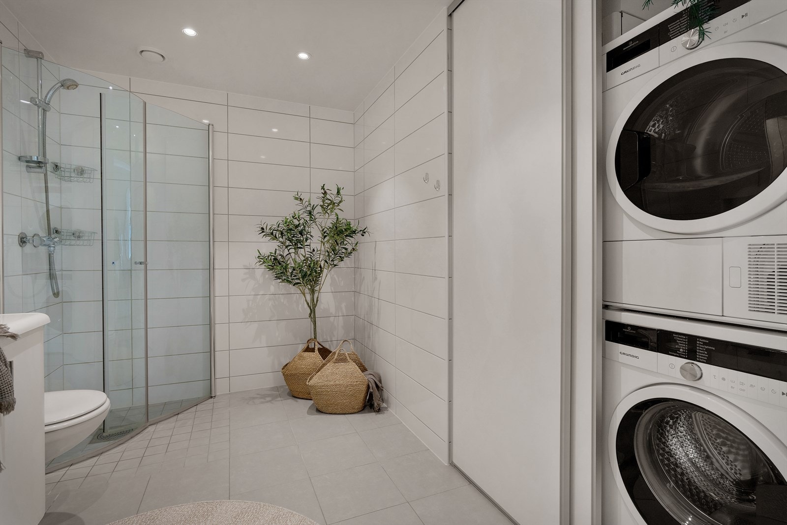 - Merk praktisk løsning for vaskemaskin og tørketrommel skjult bak skyvedører - Galleribilde
