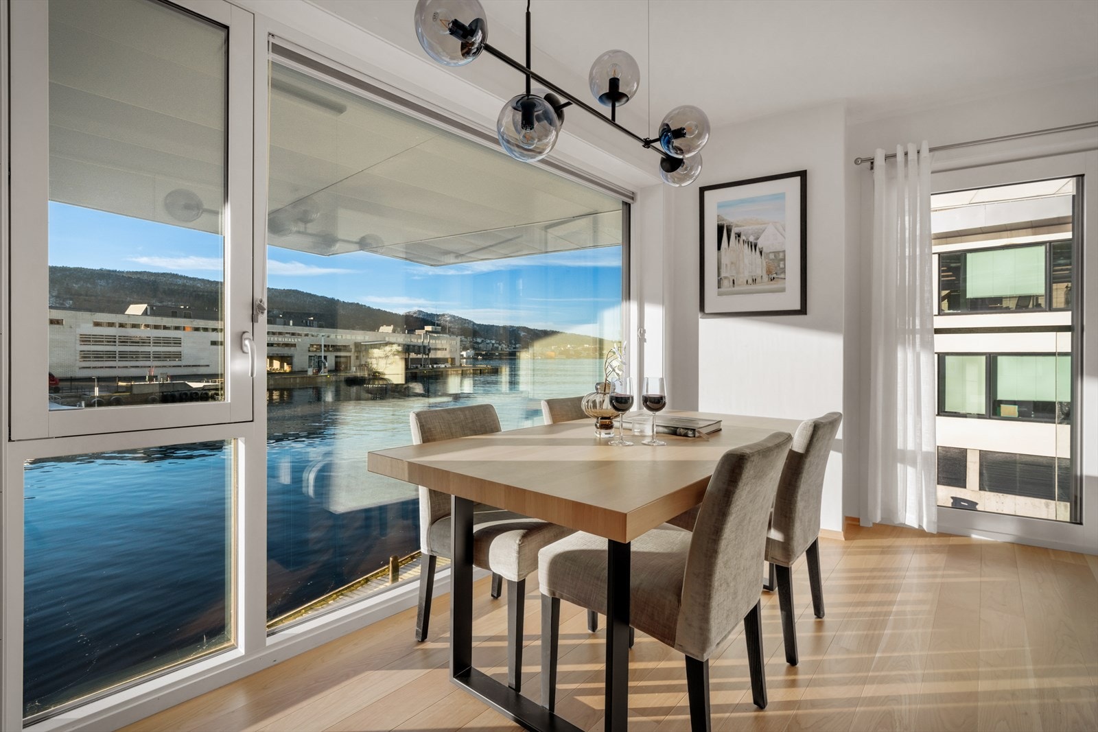 - Fantastisk endebeliggenhet helt i sjøkanten - Galleribilde