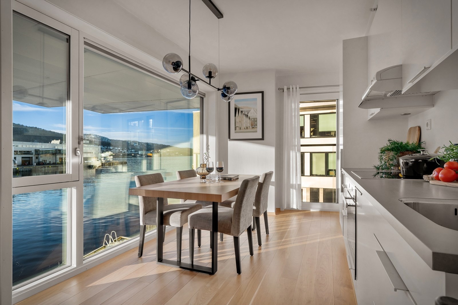 - Kombinert med den gode takhøyden får du en luftig romfølelse - Galleribilde