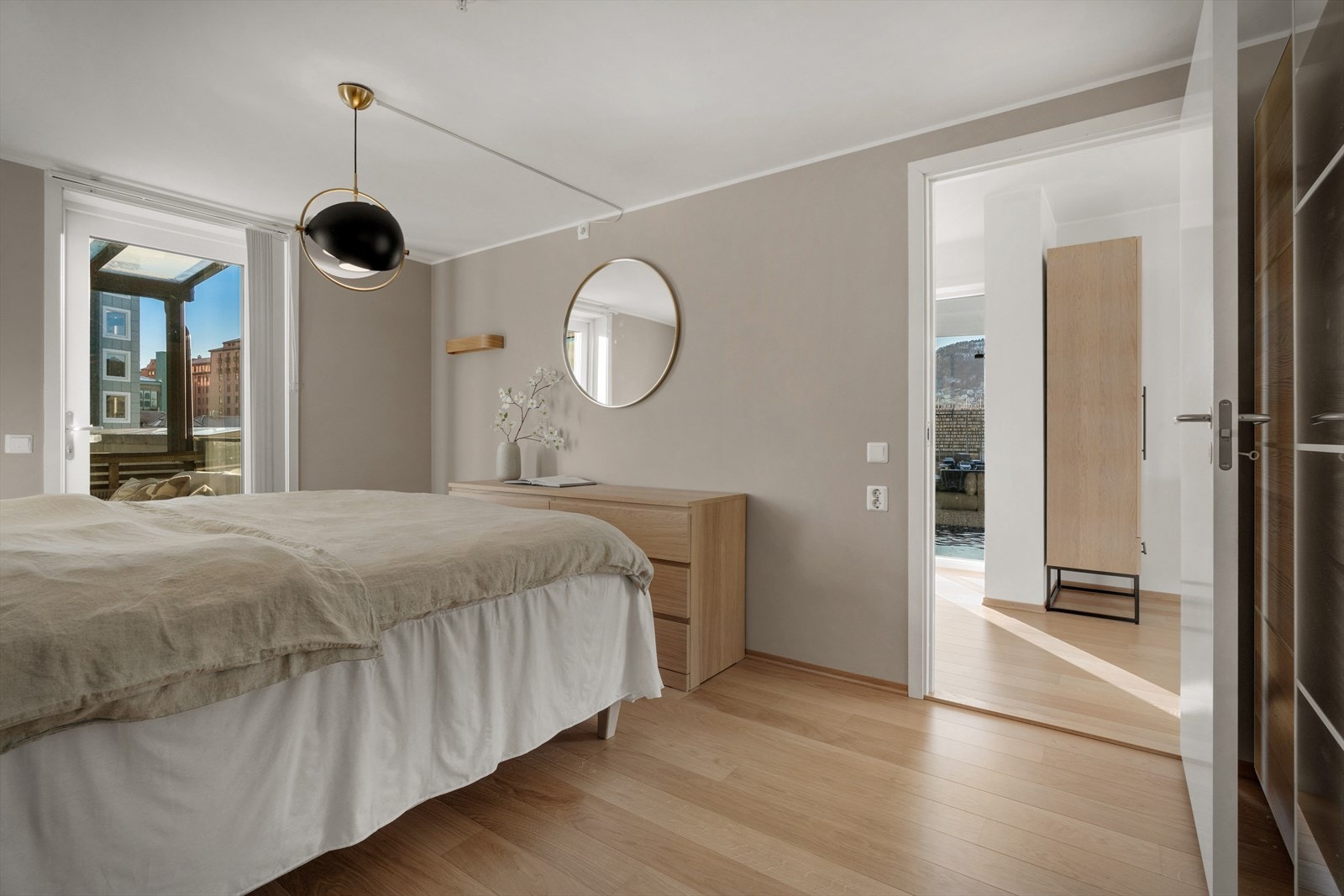 - Leiligheten er malt i gjennomgående tidsriktige fargetoner som enkelt lar deg sette ditt eget preg - Galleribilde