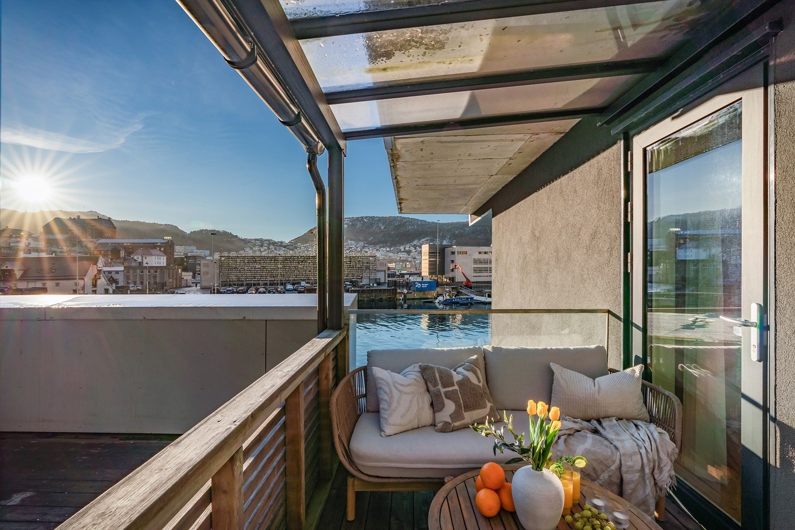 - Merk overbygget som bidrar til at balkongen kan nytes selv om regndråpene skulle melde sin ankomst - Galleribilde