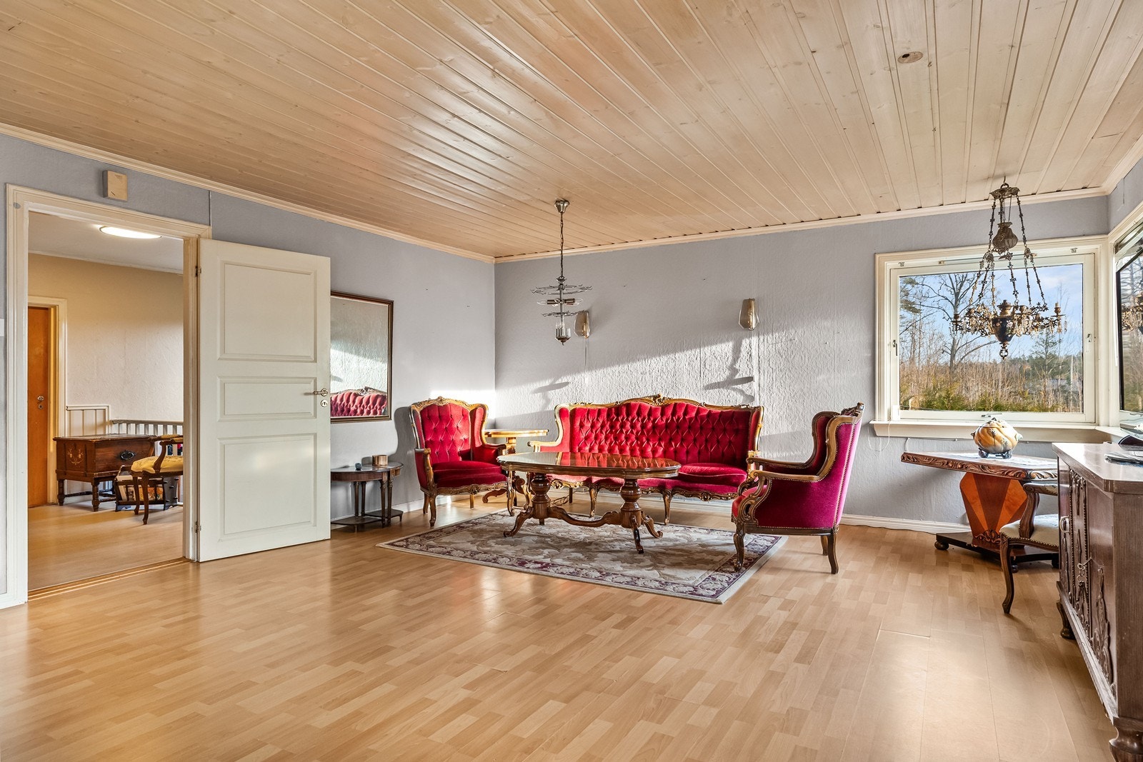 Dagligstue i andre etasje med god plass til flere sittegrupper Galleribilde