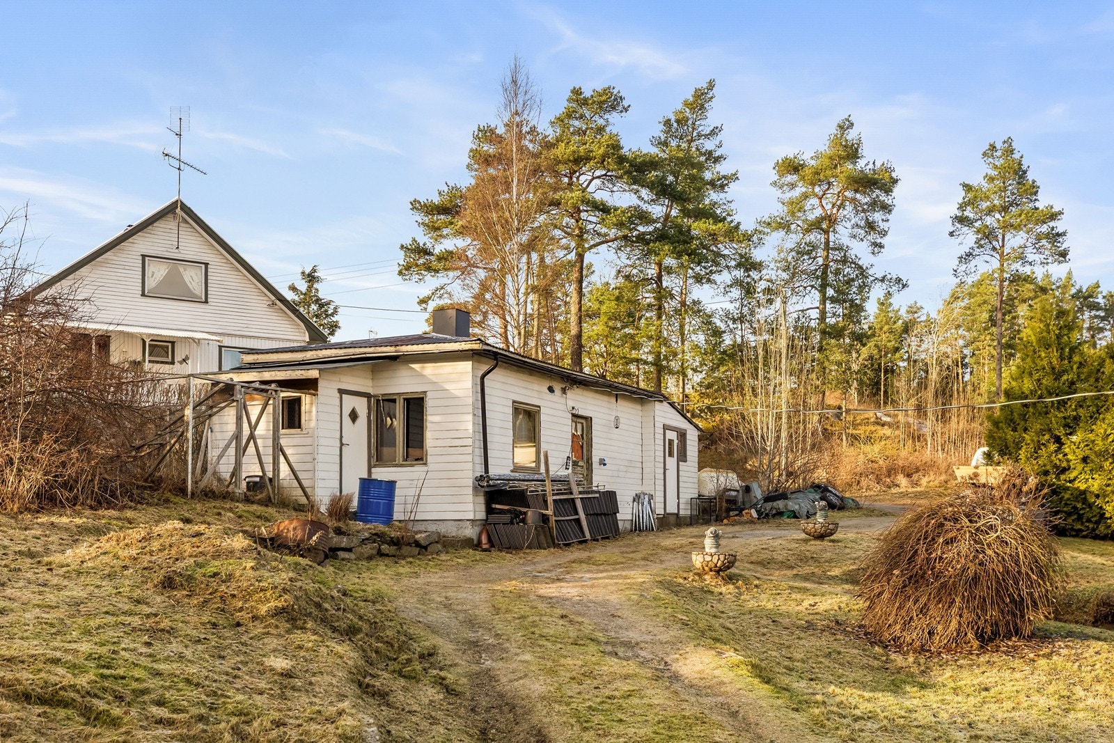 Frittstående uthus med behov for oppgraderinger Galleribilde