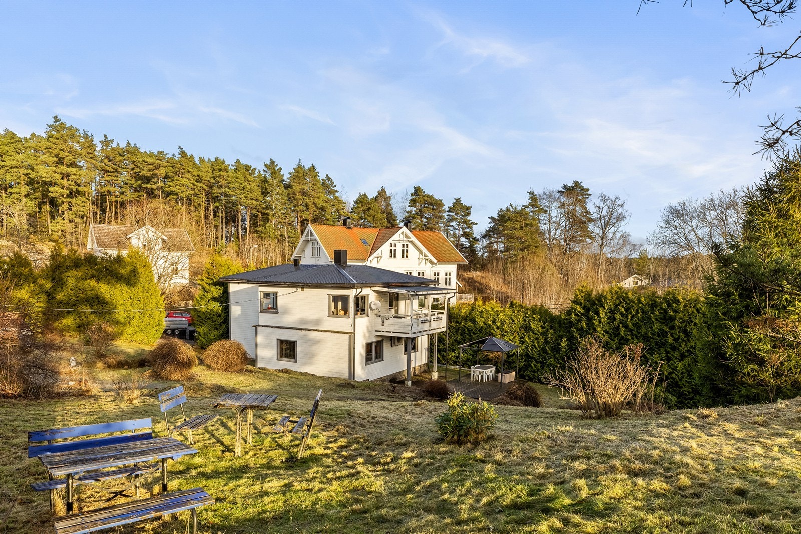Tomta har flere solrike plasser med flott utsikt til Kornsjøen og Løksvannet Galleribilde