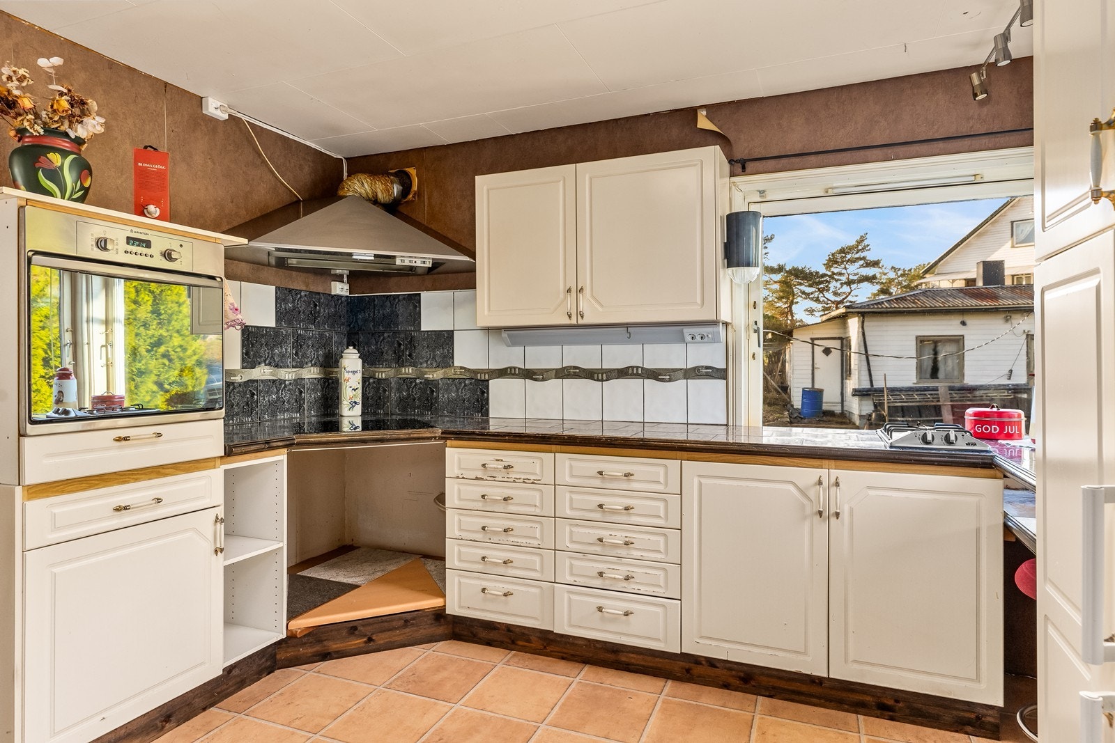 Eldre kjøkken med profilerte fronter Galleribilde