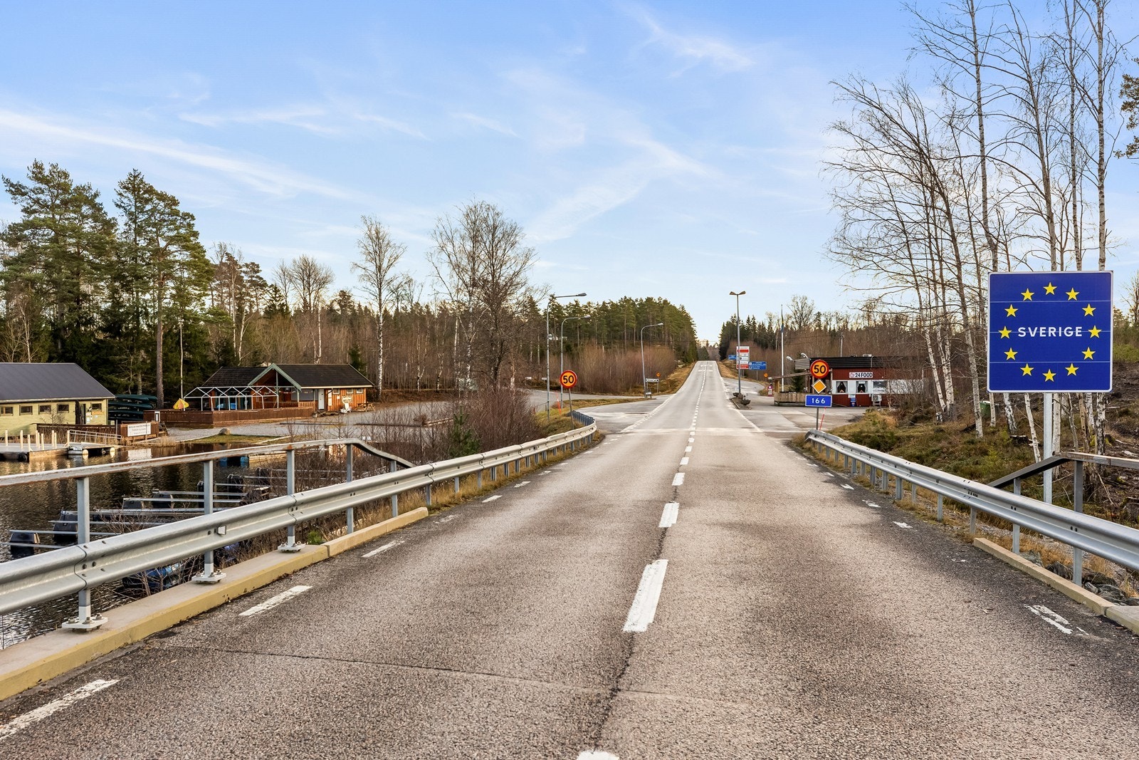 I nærområde finner du riksgrensen til Sverige hvor du har sesong åpen restaurant/café og ubemannet døgnåpen dagligvareforretning Galleribilde