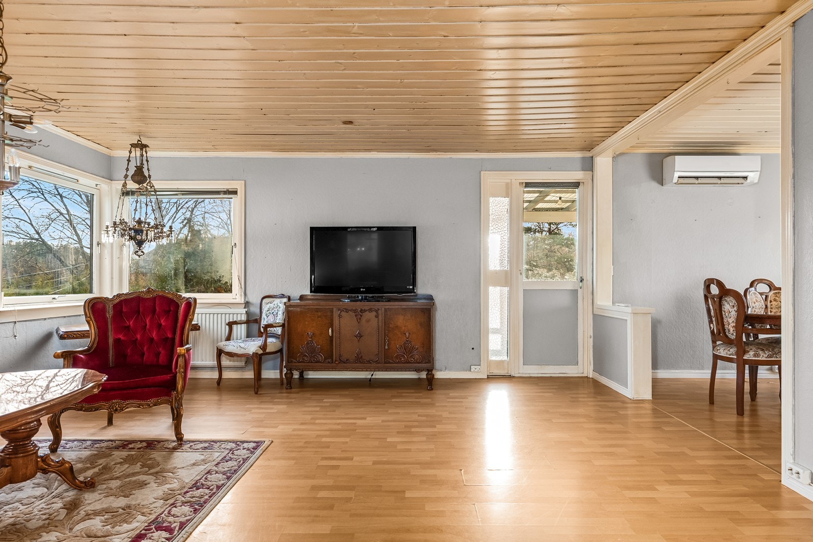 Fra stuen har du utgang til en overbygd og usjenert balkong med gode solforhold Galleribilde