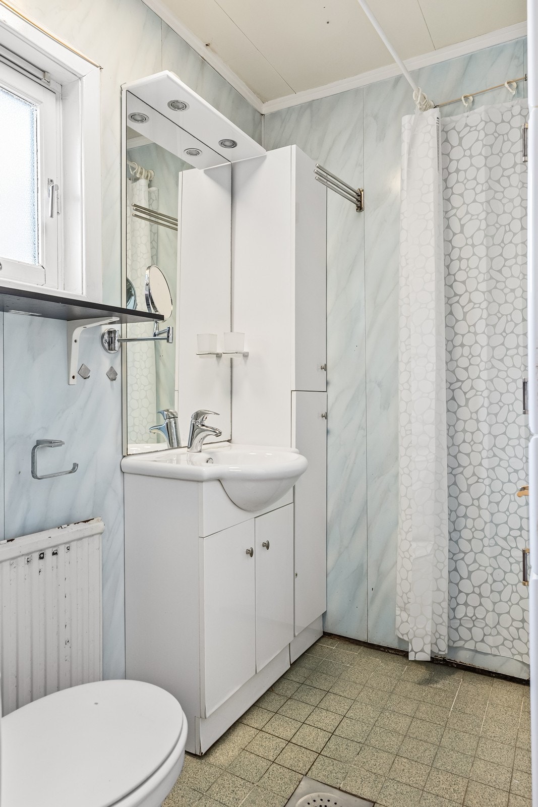 Boligens bad med enkel servant og dusjnisje Galleribilde