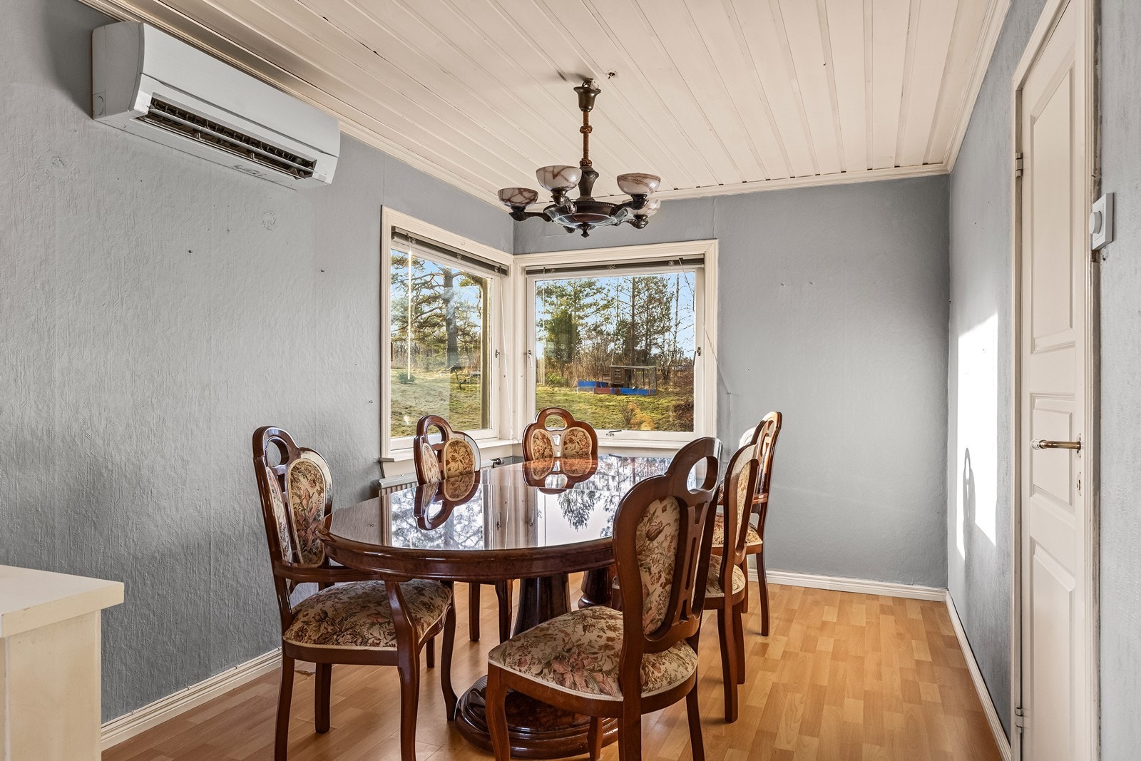 Spisestue med luft-til-luft varmepumpe Galleribilde