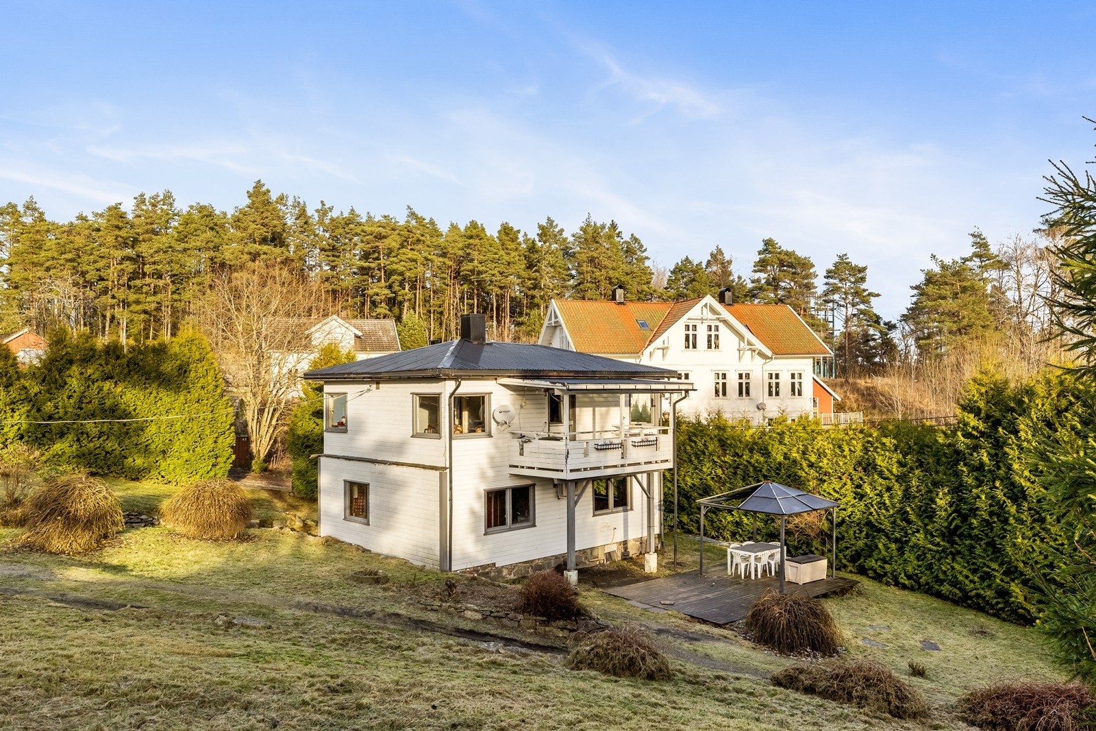 Stor og solrik tomt med hekk beplanting mot naboer Galleribilde