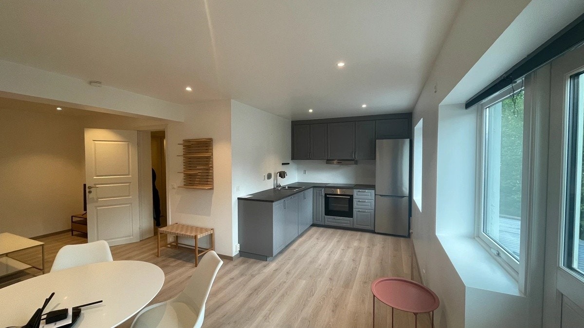 Romslig kjøkken med oppvaskmaskin, integrert platetopp og komfyr Galleribilde