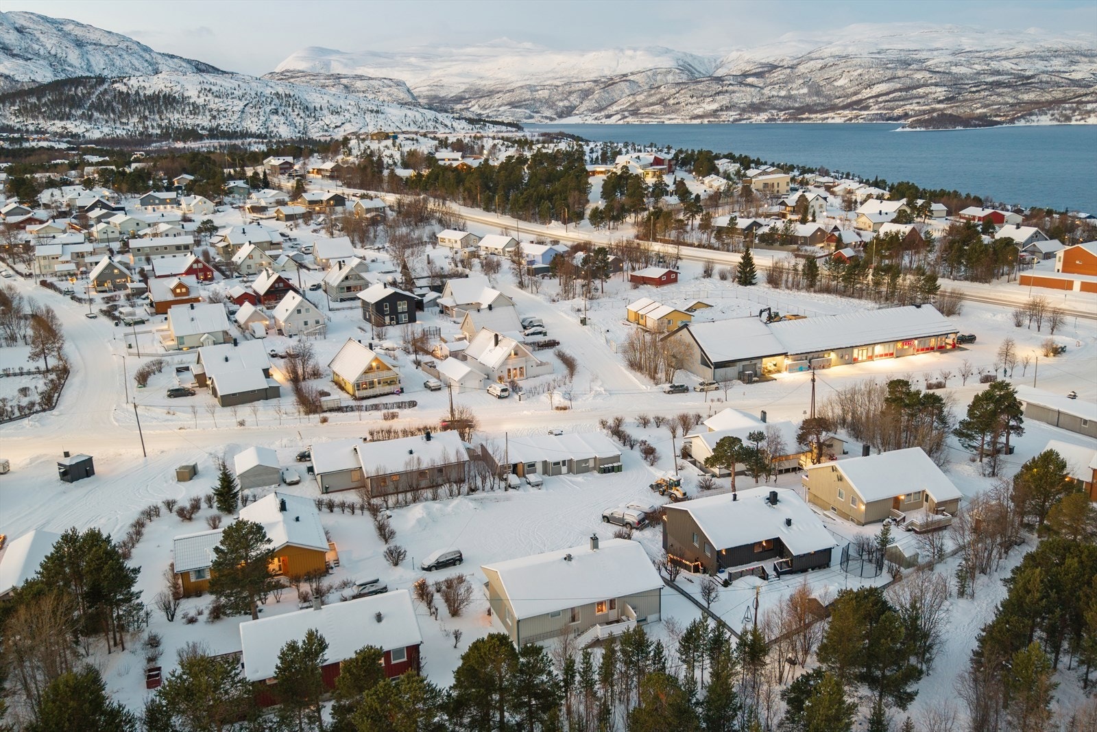 Coop extra ligger like ved. Galleribilde