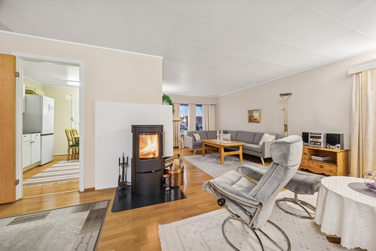 Huset strekker seg over to plan og inneholder bl.a. en romslig entré i første etasje med tilgang til boder. Videre opp i hovedetasjen er det romslig stue, kjøkken i eget rom, bad og tre soverom. Galleribilde