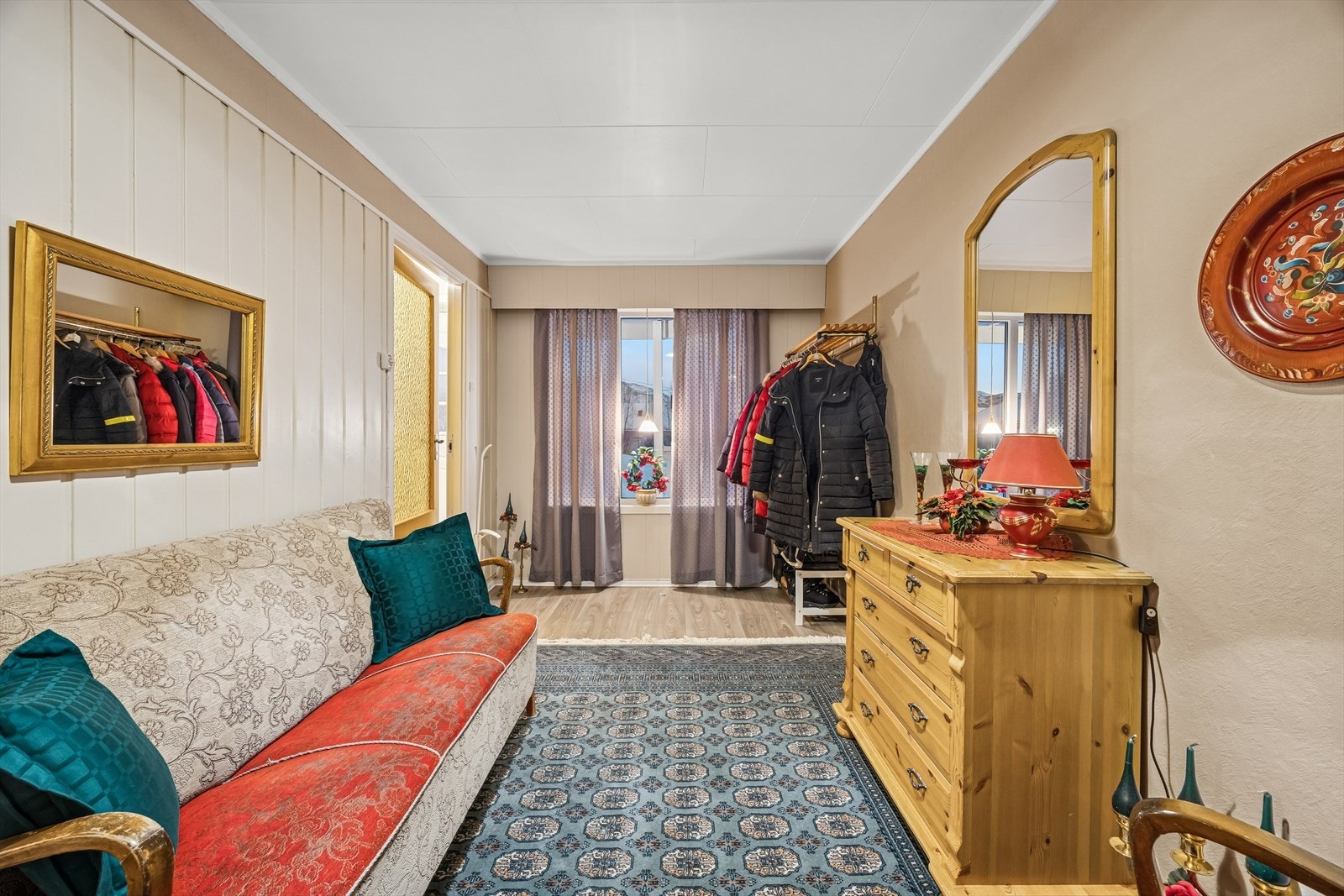 Entré med videre tilkomst til stor hall med plass til å henge fra deg yttertøy, sko, barnevogn - det meste! Galleribilde